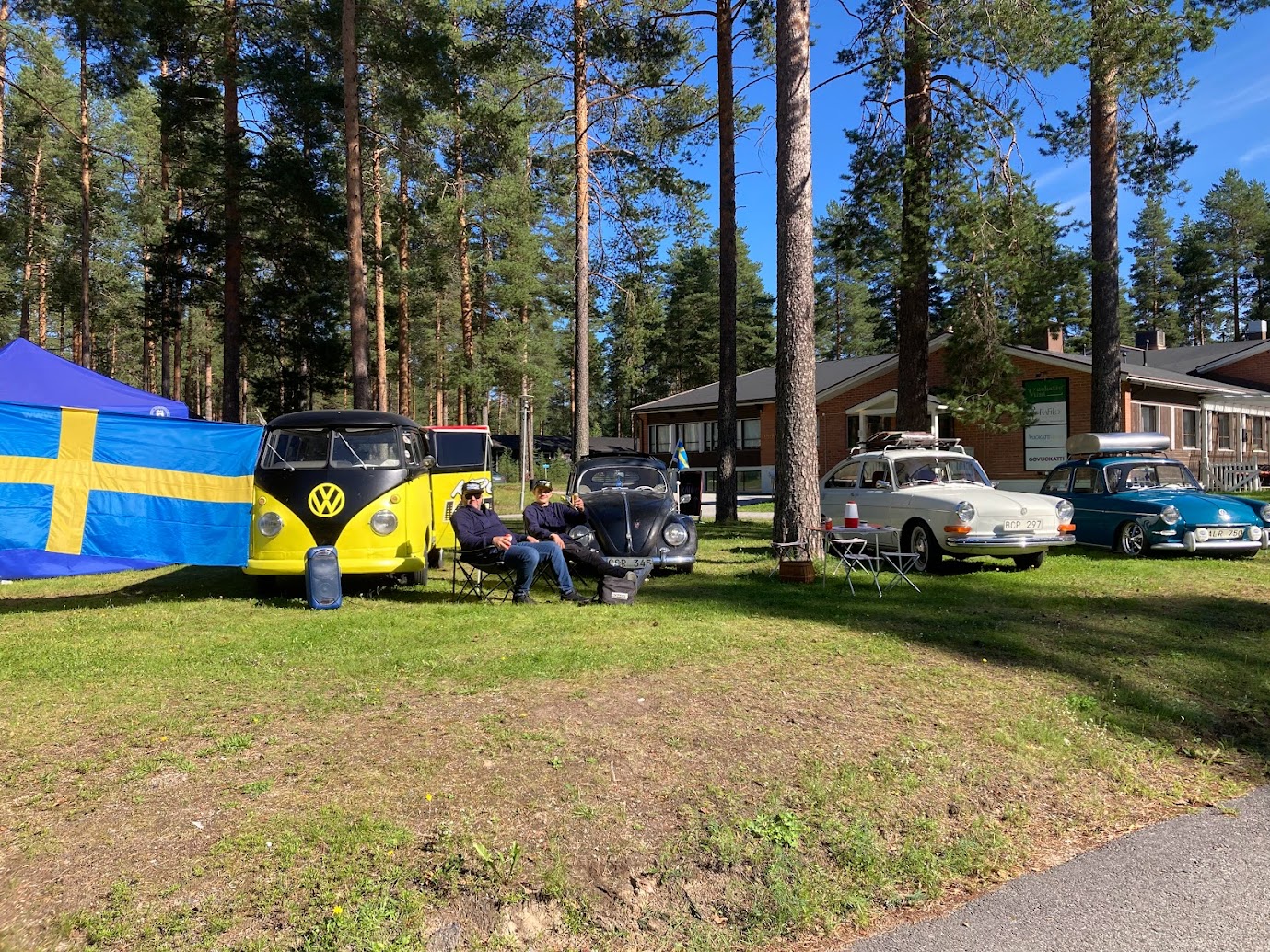Klubbens luftkylda Volkswagen på campingträff i Finland