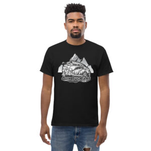 T-shirt med stort tryck på bröstet.