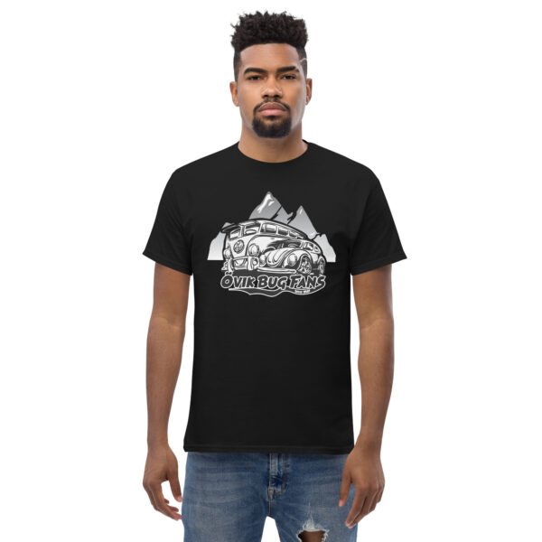 T-shirt med stort tryck på bröstet.