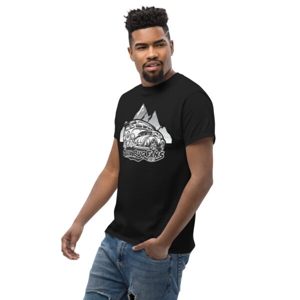 T-shirt med stort tryck på bröstet. - Bild 4