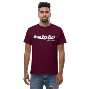 T-shirt med text på bröstet.