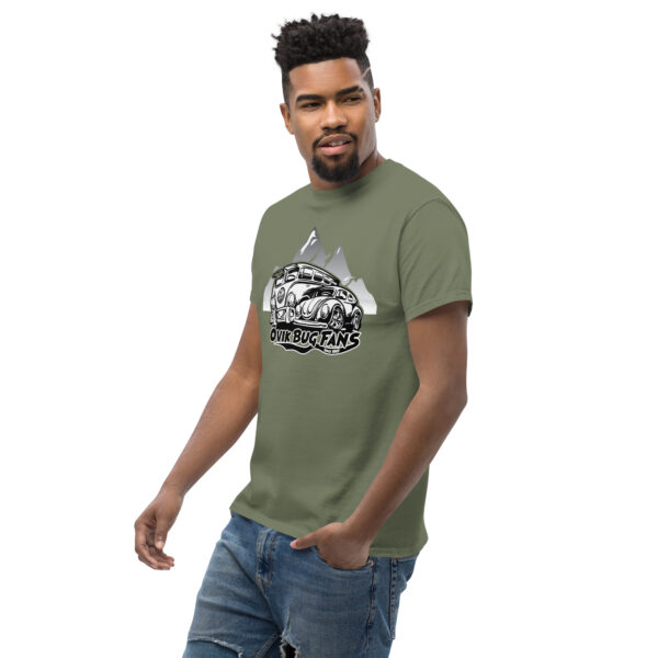 T-shirt med stort tryck på bröstet. - Bild 10