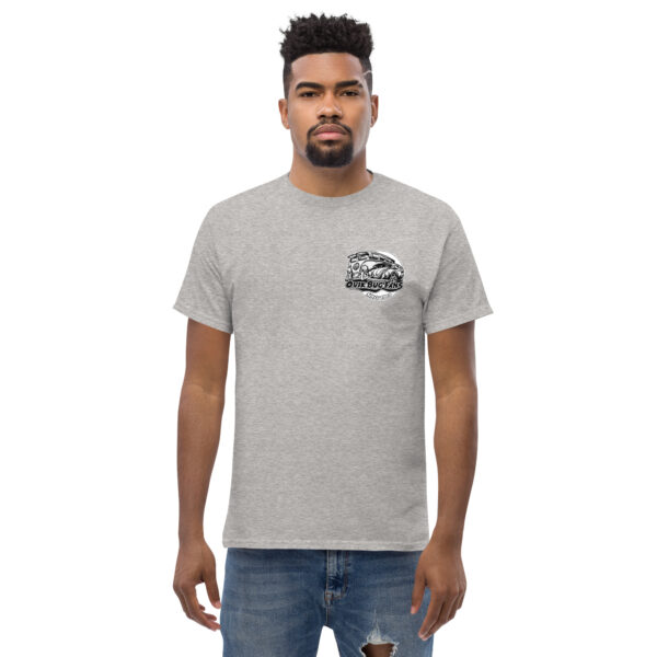 T-shirt med tryck på vänster bröst. - Bild 11