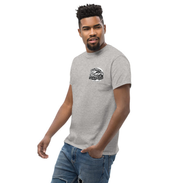 T-shirt med tryck på vänster bröst. - Bild 12