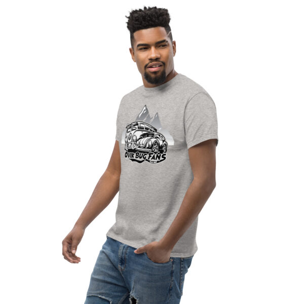 T-shirt med stort tryck på bröstet. - Bild 12