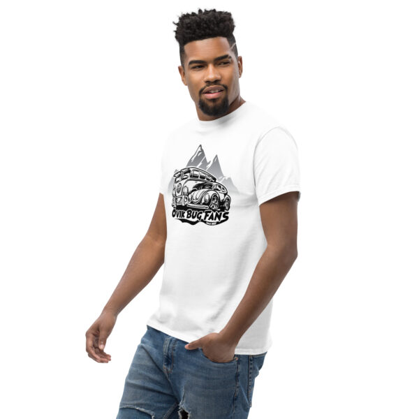T-shirt med stort tryck på bröstet. - Bild 14