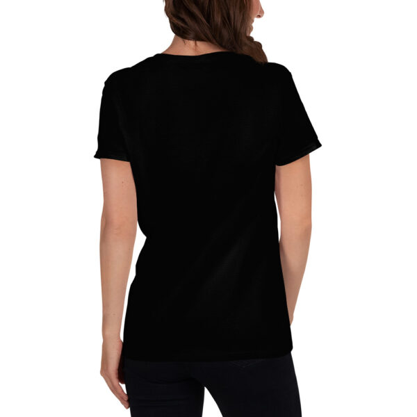 Dam t-shirt med stort tryck på bröstet. - Bild 2