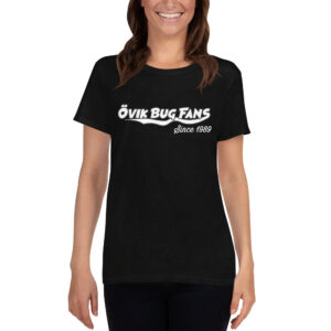 Dam t-shirt med text på bröstet.