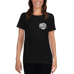 Dam t-shirt med tryck på vänster bröst.