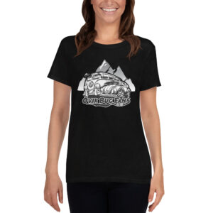 Dam t-shirt med stort tryck på bröstet.