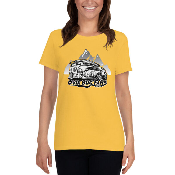 Dam t-shirt med stort tryck på bröstet. - Bild 9